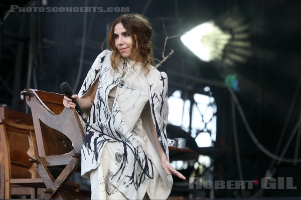 PJ HARVEY - 2024-08-25 - SAINT CLOUD - Domaine National - Grande Scene - Polly Jean Harvey